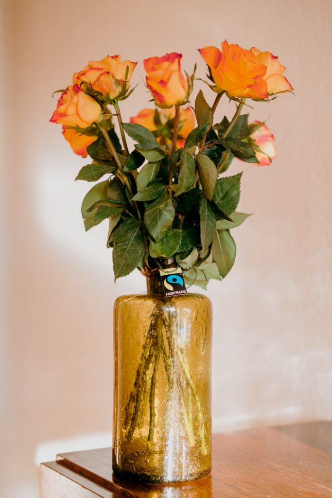 Ein Rosenstrauß mit Fairtrade Zertifikat.